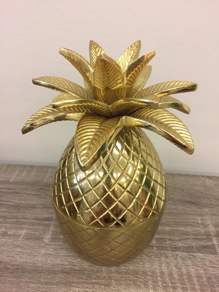 Barattolo portaoggetti a forma di ananas in metallo dorato €36
